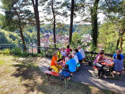 Bergwachthütte mit Blick auf Pottenstein, alpine Genießertour